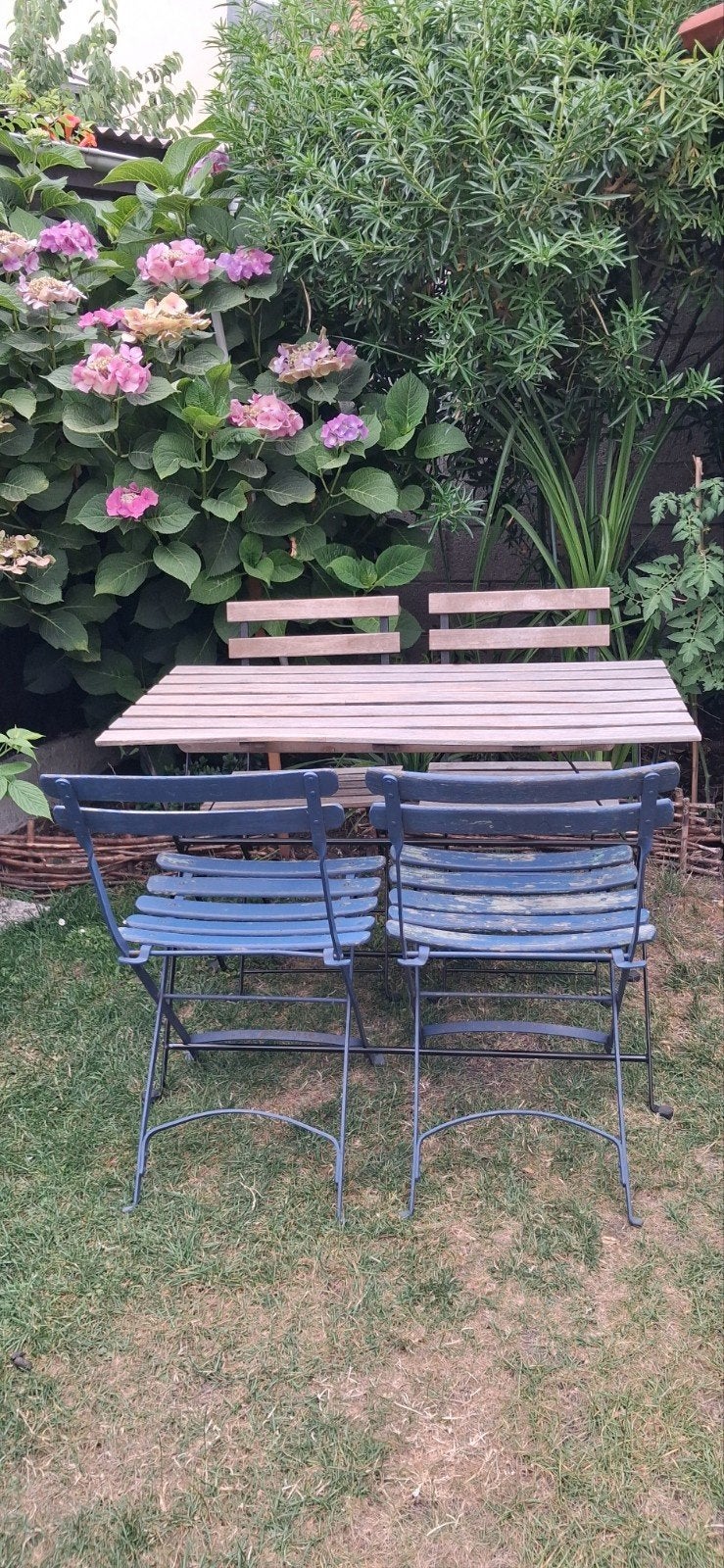 Tafel voor 4 personen en 4 stoelen
Twee recente stoelen
En t, Antiek en Kunst, Ophalen