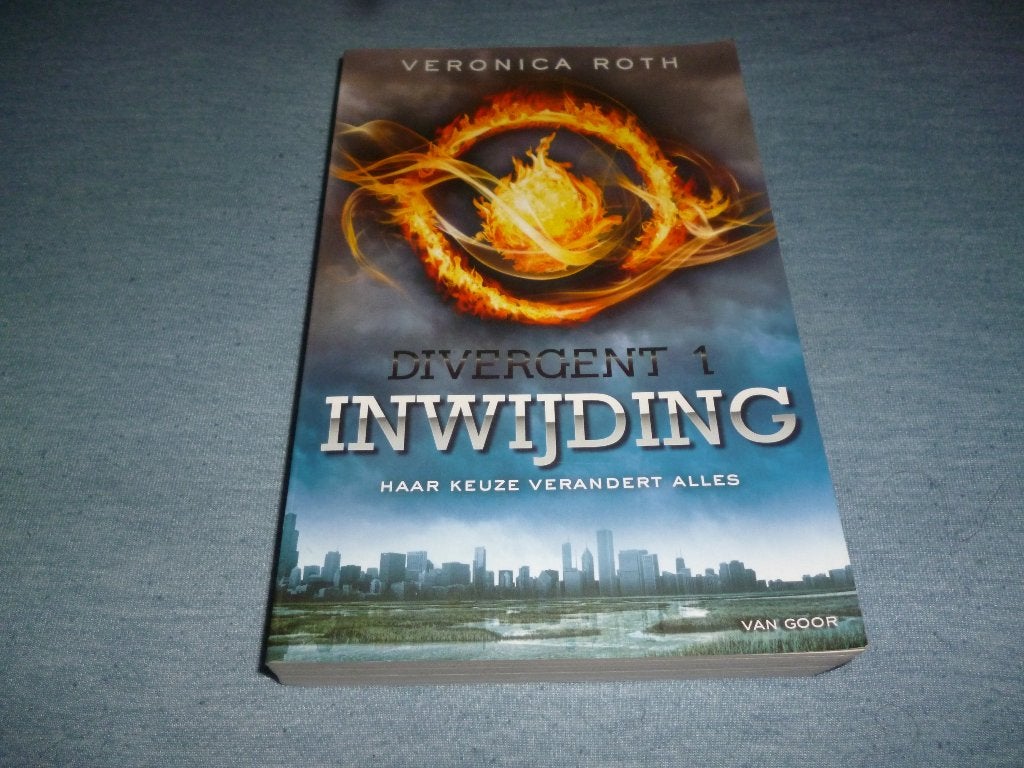 Veronica Roth - Divergent 1: Inwijding, Boeken, Ophalen