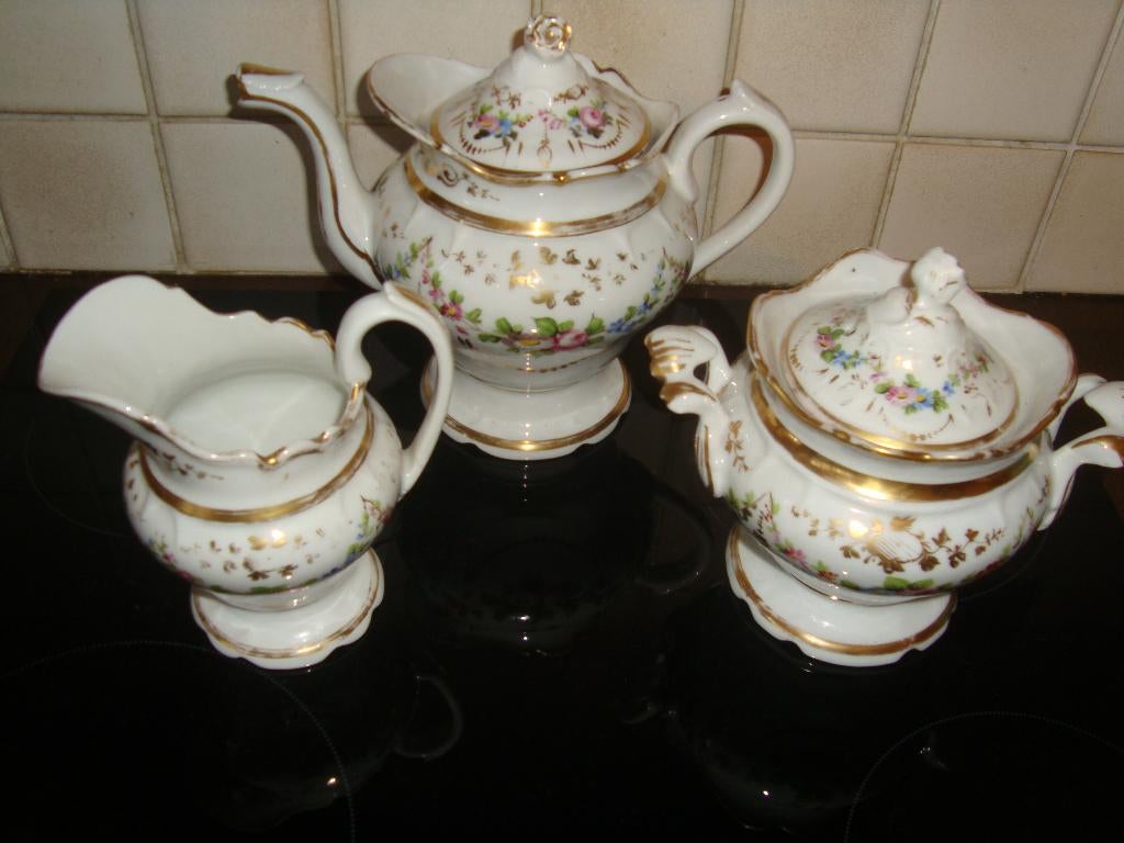 Deel van een servies in Oud Brussels porselein., Ophalen