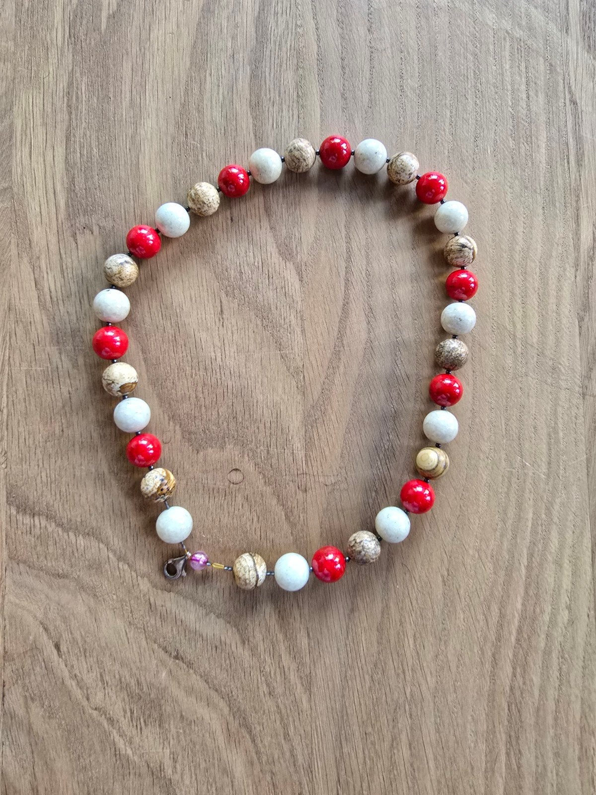 Collier de perles colorées — rouge, blanc et beige, Enlèvement ou Envoi, Rouge, Collier