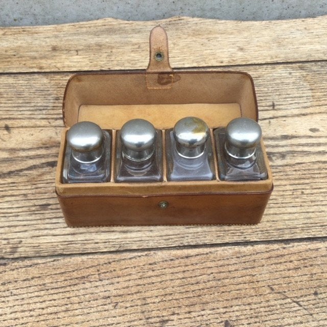 Lederen etui/reisset met 4 parfumflesjes, Antiek en Kunst, Ophalen of Verzenden