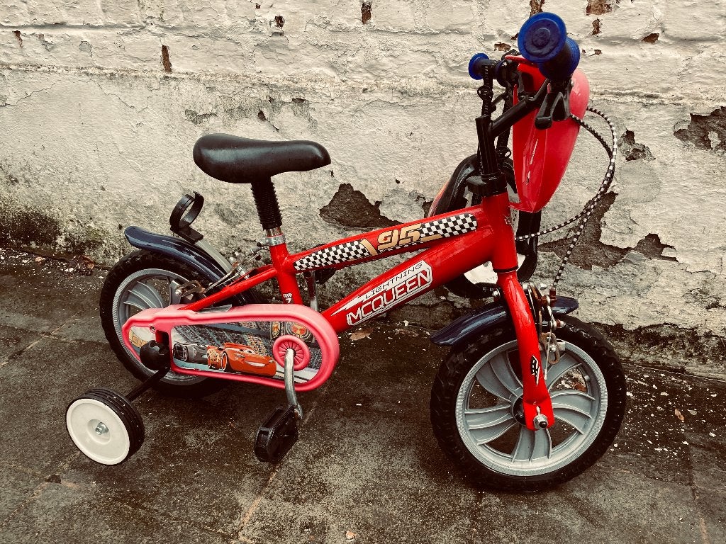 Kinderfiets met zijwieltjes Thema Cars voor 3 - 5 jarige, Fietsen en Brommers, Fietsen | Kinderfietsjes, Ophalen, Gebruikt, Zijwieltjes