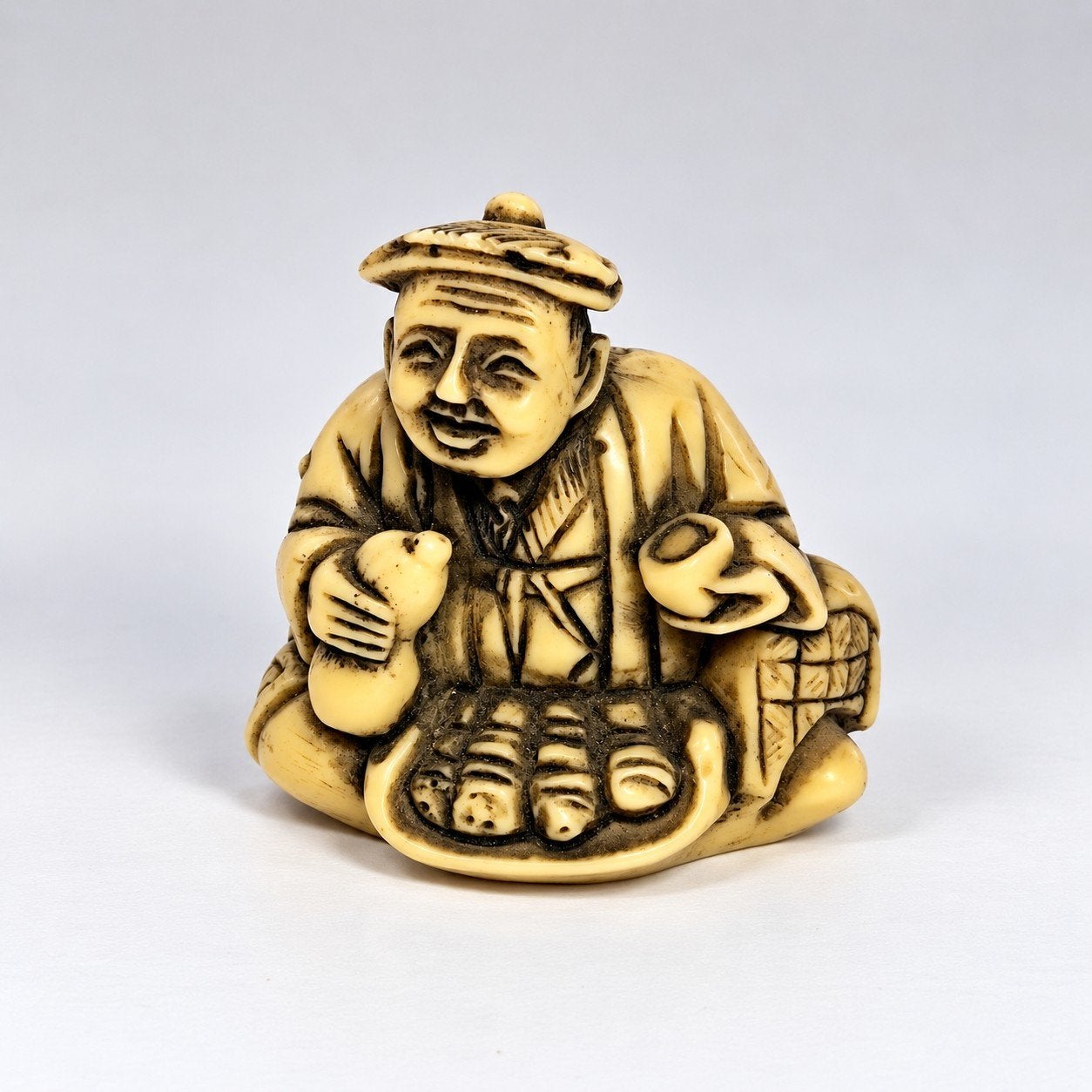 Vintage Aziatisch resin beeldje – man met mand – ca. 6 cm, Minder dan 20 cm, Kunststof, Ophalen of Verzenden, Beeld