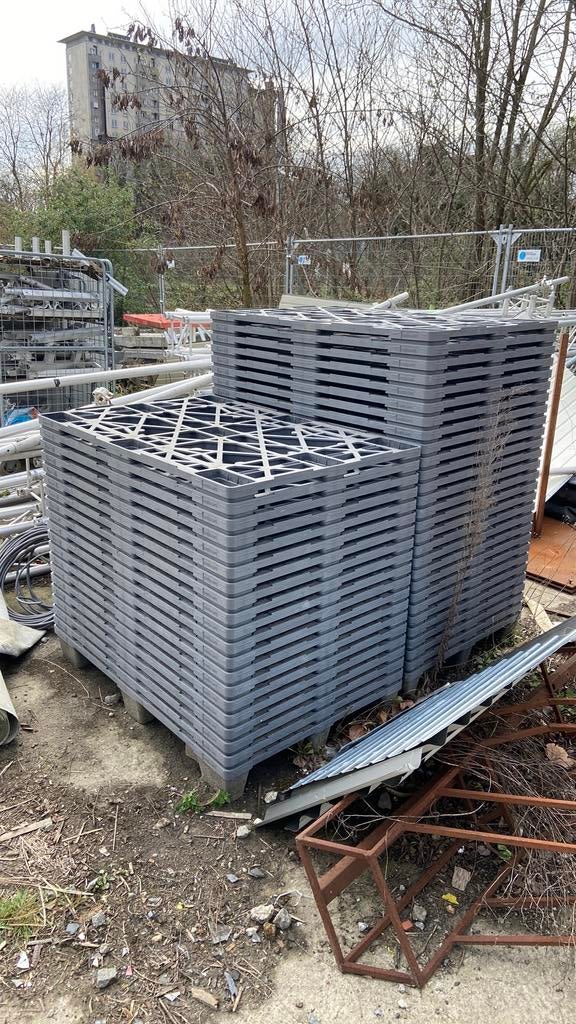 Palettes en plastique, Enlèvement, Comme neuf