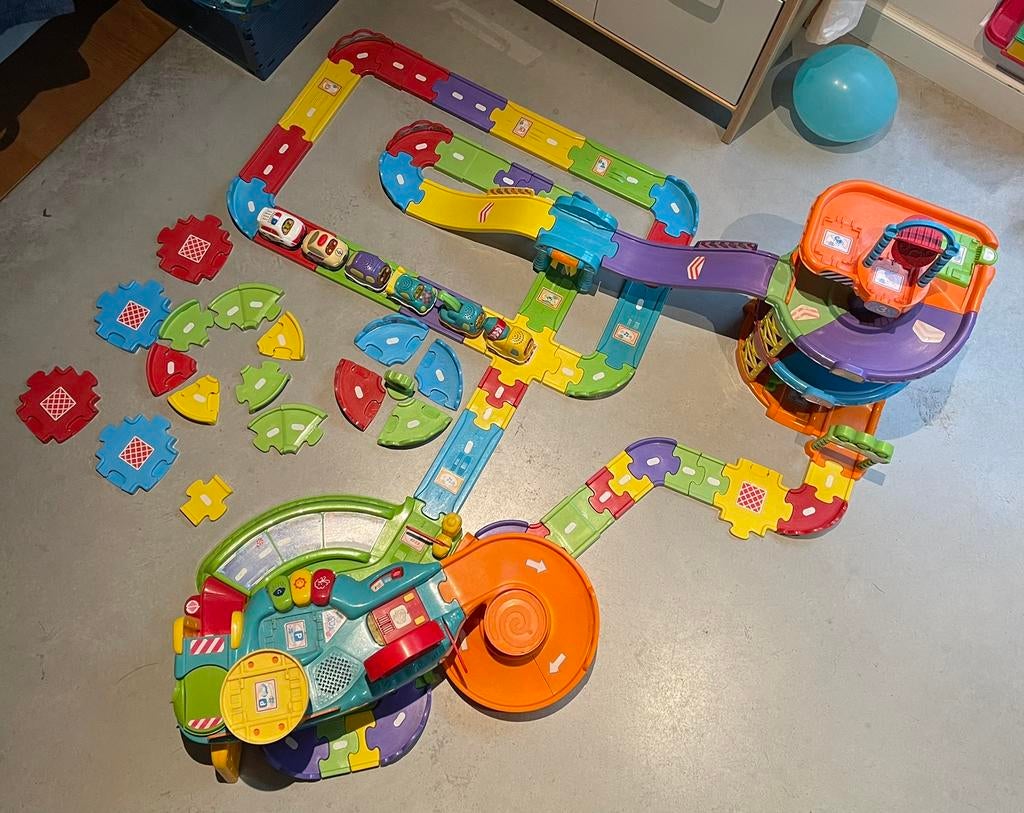 Grote V-Tech autobaan met toren, garage en 6 auto’s, Ophalen, Gebruikt, 2 tot 4 jaar