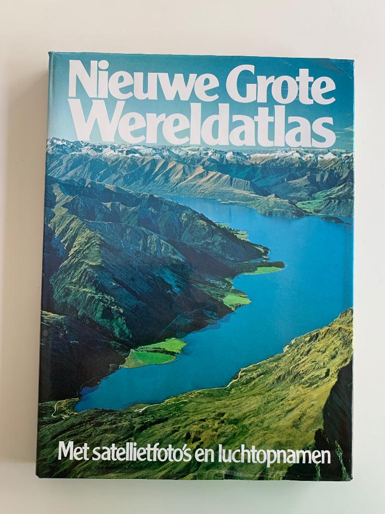 Nieuwe grote wereldatlas, hardcover met stofomslag, 1977, Boeken, Atlassen en Landkaarten, Ophalen of Verzenden, Gelezen, Wereld