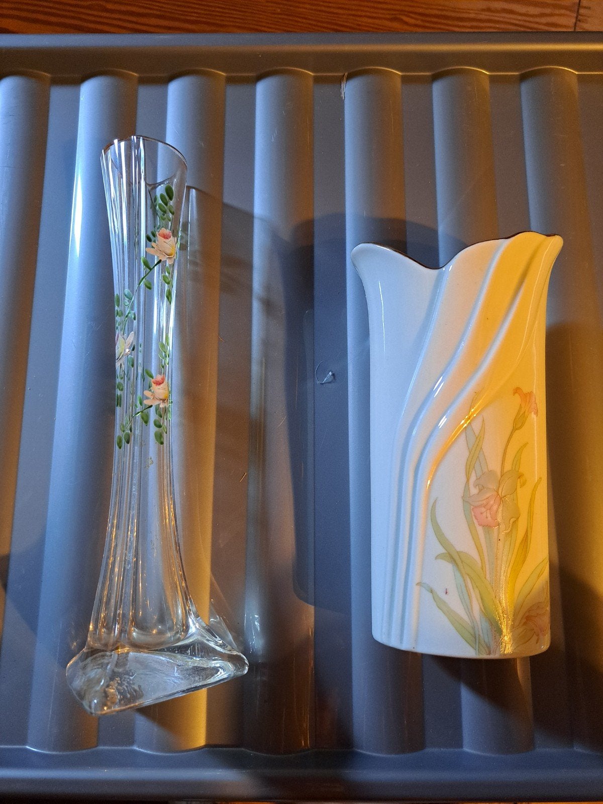 2 vaasjes, 1 in glas en 1 in porselein, Huis en Inrichting, Ophalen of Verzenden, Zo goed als nieuw, Natuurlijk materiaal