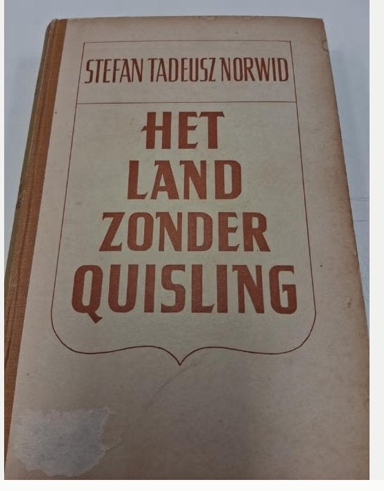 Het Land Zonder Quisling - Stefan Tadeusz Norwid, Boeken, Thrillers, Ophalen of Verzenden, Gelezen