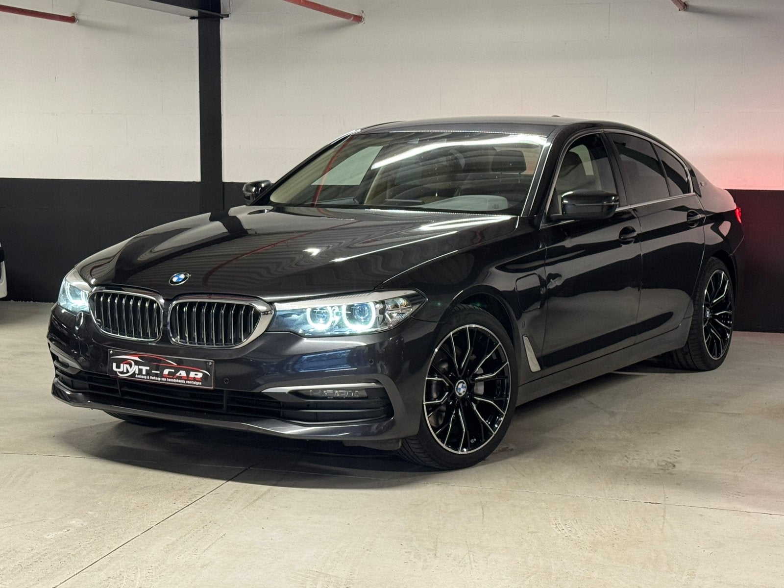 BMW 530e PHEV /LUXURY /NAVI /CAMERA /LEDER /GEKEURD /LEZ OK✅, Auto's, Achterwielaandrijving, 4 cilinders, Zwart, Leder