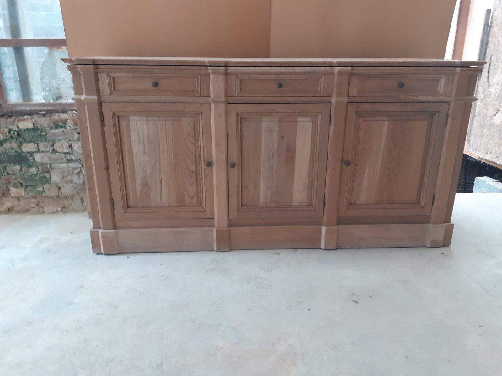 Buffet en chêne massif, Maison & Meubles, Armoires | Dressoirs, Avec tablette(s), Rustiek, Comme neuf, Enlèvement