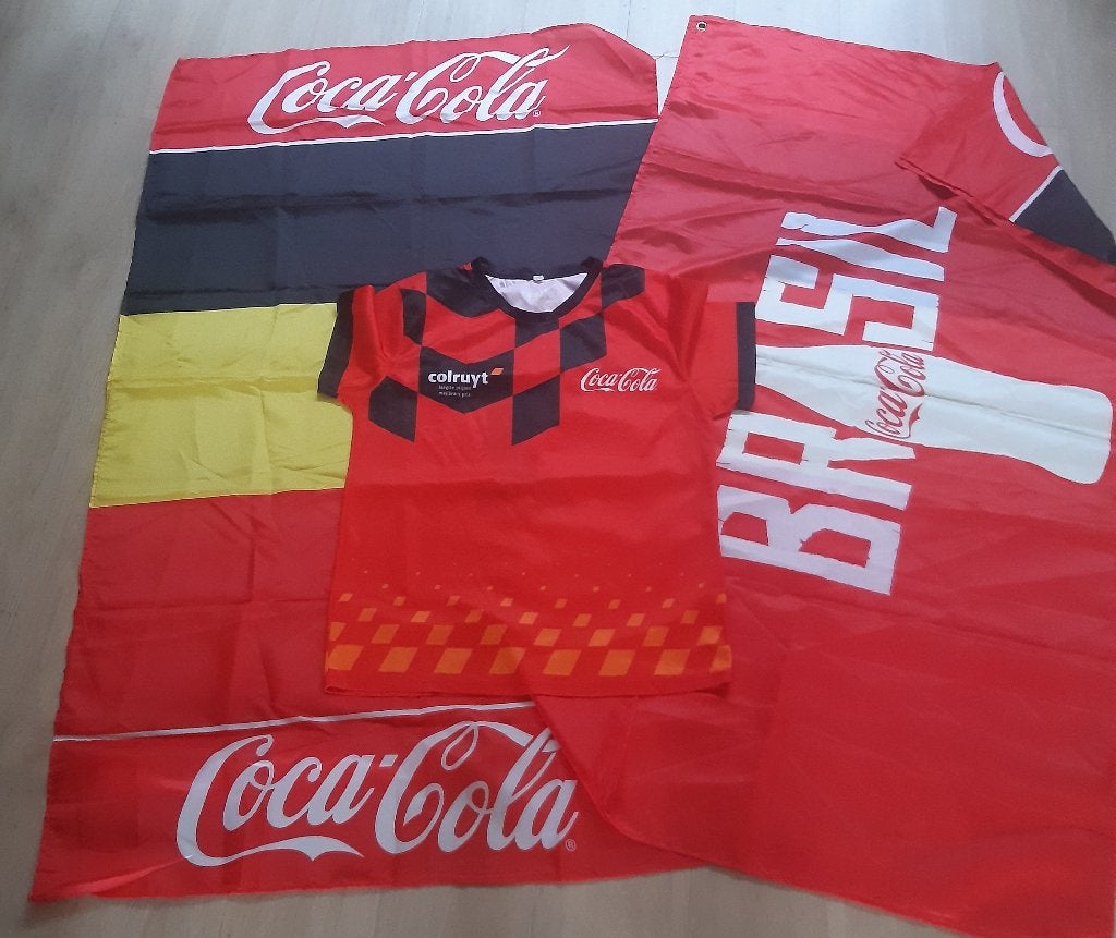 3 Belgische voetbal items, vlag, cape en T shirt Coca cola, Verzamelen, Ophalen of Verzenden, Zo goed als nieuw, Shirt
