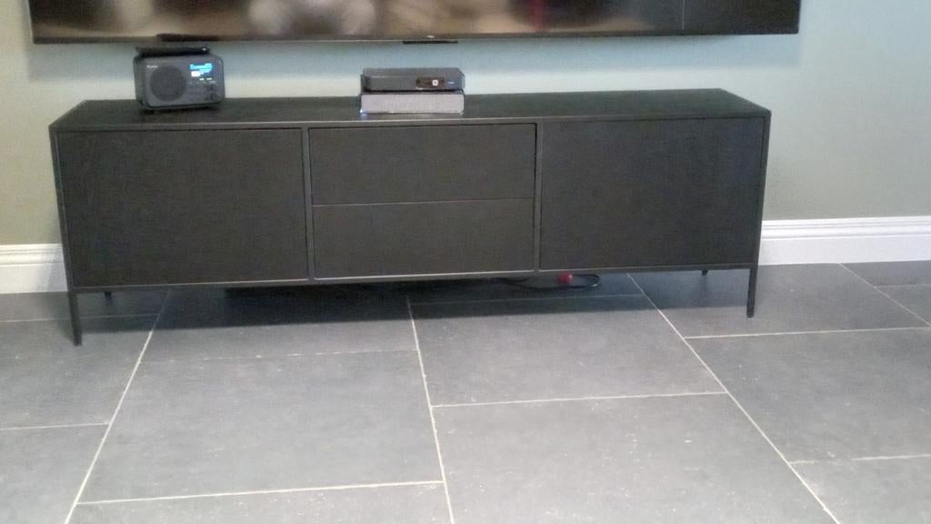 Zwart TV-meubel metaal en hout, Huis en Inrichting, Ophalen, 100 tot 150 cm, Zo goed als nieuw, Minder dan 100 cm