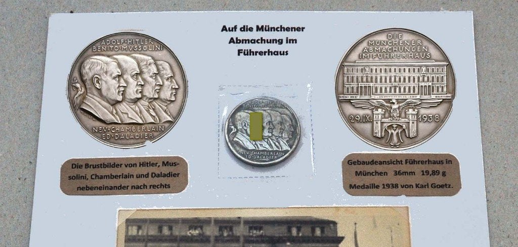 Medaille/foto Hitler, Daladier, Mussolini, Chamberlain 1938, Verzamelen, Verzenden, Overige soorten, Embleem of Badge