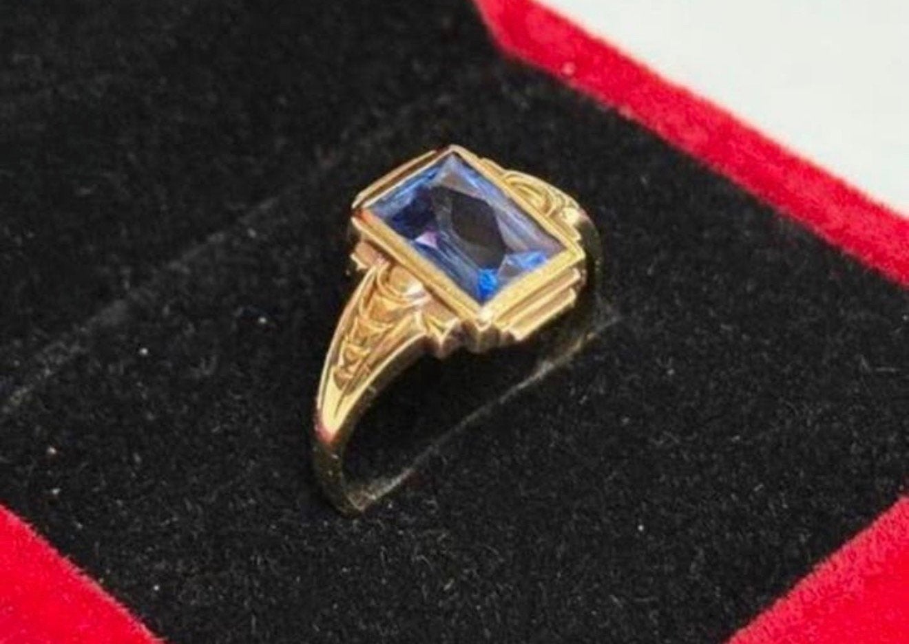 Gouden ring met prachtige lichtblauwe Saffier van 1.83ct!!, Handtassen en Accessoires, Ringen, Geel, Ophalen of Verzenden, 17 tot 18
