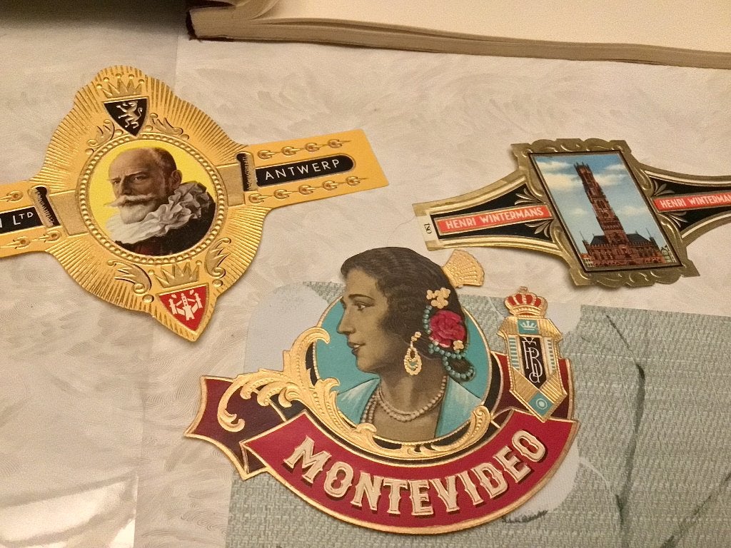 Boek met grote sigarenbanden en vele losse, Ophalen of Verzenden