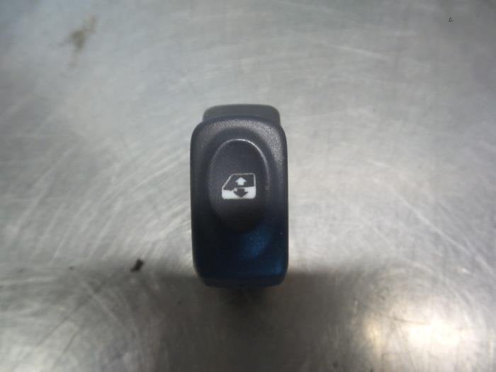 Commutateur vitre électrique d'un Renault Clio (Clio 2 98-), Renault, -, Utilisé, -