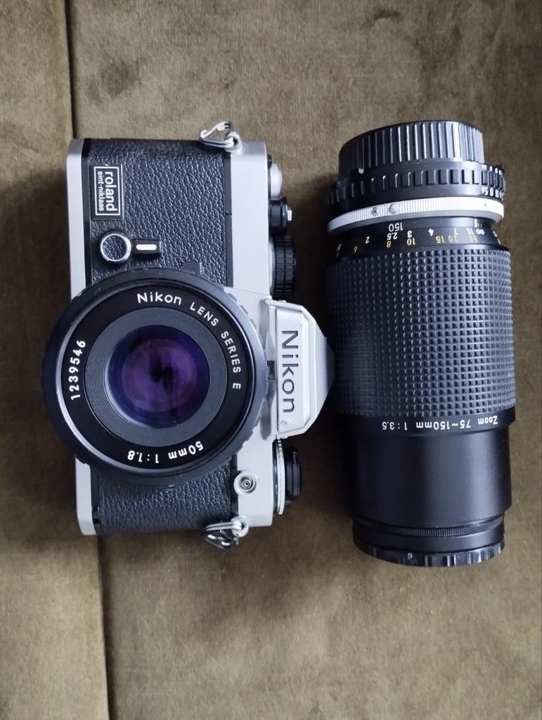 Nikon FE camera met Nikon 50mm en 75-150mm Nikon lenzen,, Audio, Tv en Foto, Fotocamera's Analoog, Ophalen of Verzenden, Zo goed als nieuw