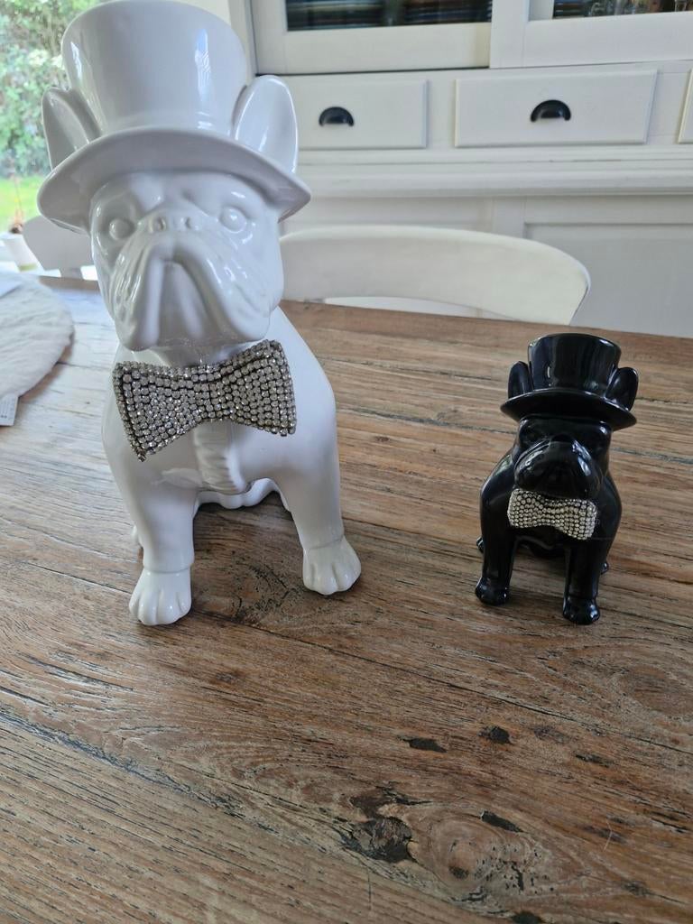 2 franse bulldog beeldjes 1 groot 1 klein in goede staat, Verzamelen, Beelden en Beeldjes, Ophalen