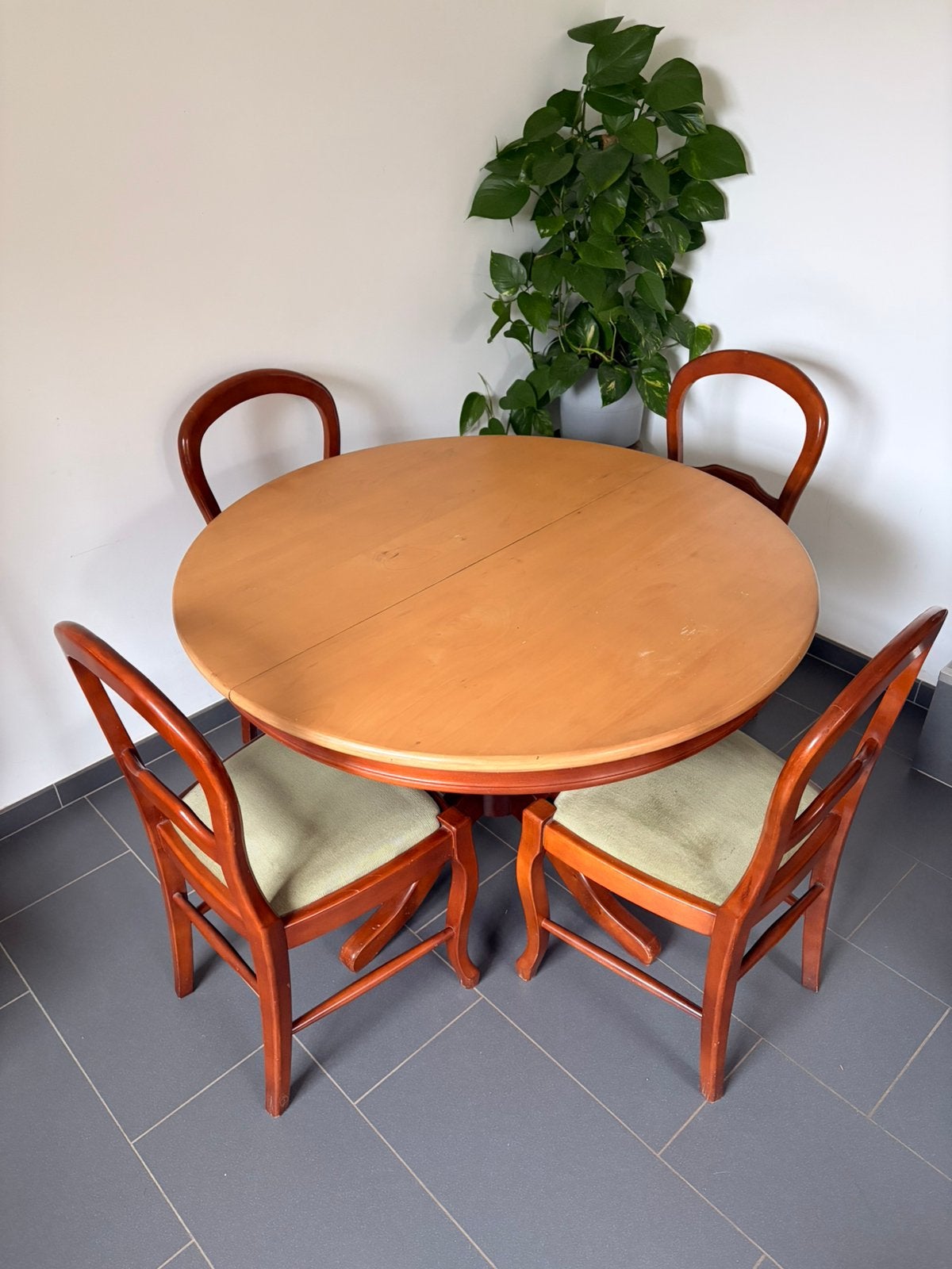 Table ronde en bois massif + 4 chaises, Enlèvement