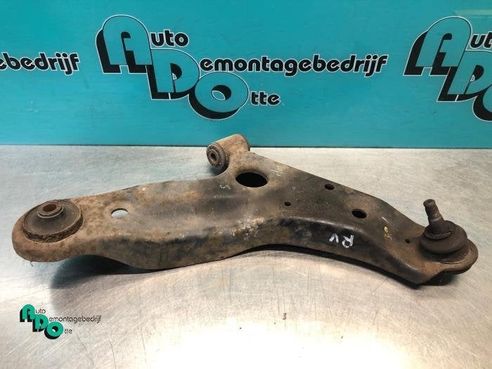 Draagarm rechts-voor van een Nissan Pixo (Pixo 09-), Gebruikt, -, -, Ophalen of Verzenden
