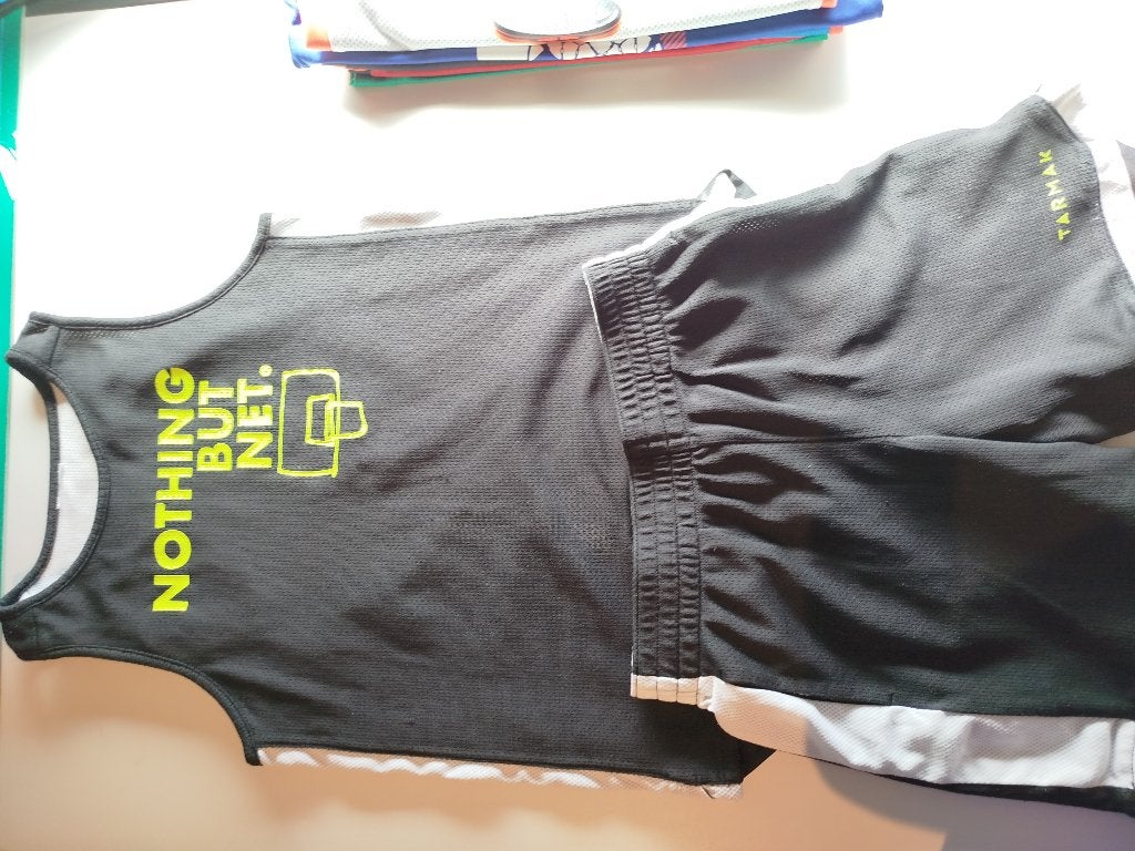 Basketbalset reversible shirt en short wit zwart, Sports & Fitness, Basket, Enlèvement ou Envoi, Utilisé, Vêtements