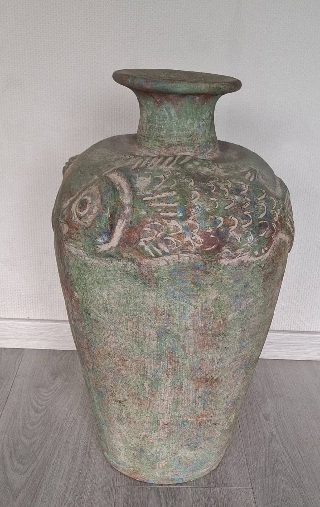 Grote Mexicaanse Terracotta Vloervaas 55 cm met Vissenreliëf, Huis en Inrichting, Ophalen, Zo goed als nieuw, 55 cm, Steen/keramiek