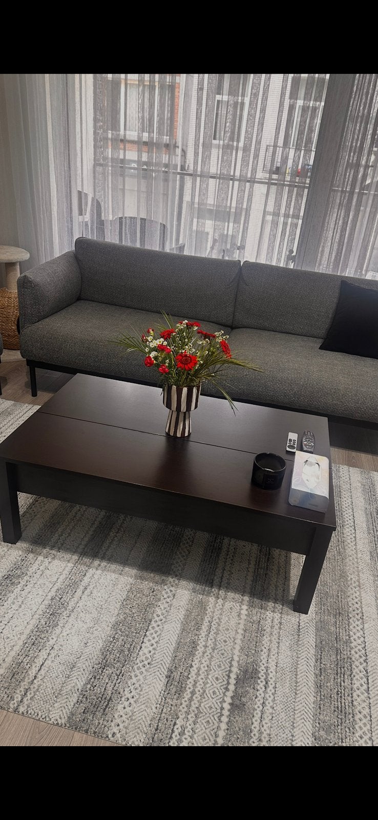 Table basse IKEA avec plateau relevable et rangement, Maison & Meubles, Enlèvement, Utilisé, Rectangulaire