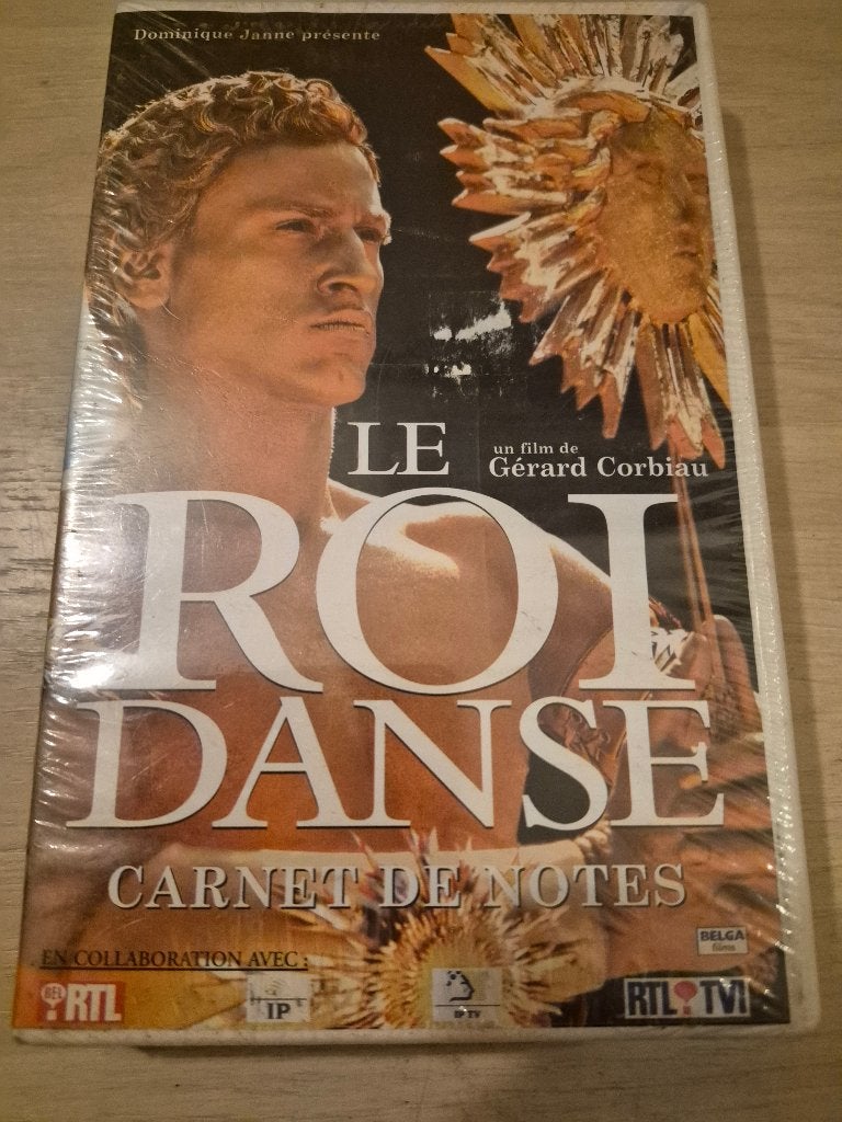 Nouvelle k7 vhs Le Roi danse sous blister, CD & DVD, Thrillers et Policier, Enlèvement ou Envoi, Français, Neuf, dans son emballage