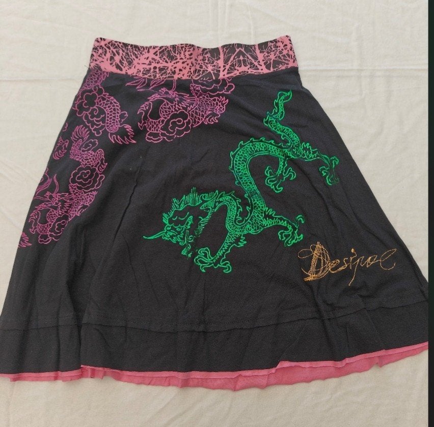 Jupe Desigual vintage Y2K motifs dragons – Taille S, Kleding | Dames, Rokken, Zwart, Ophalen of Verzenden, Knielengte, Gedragen