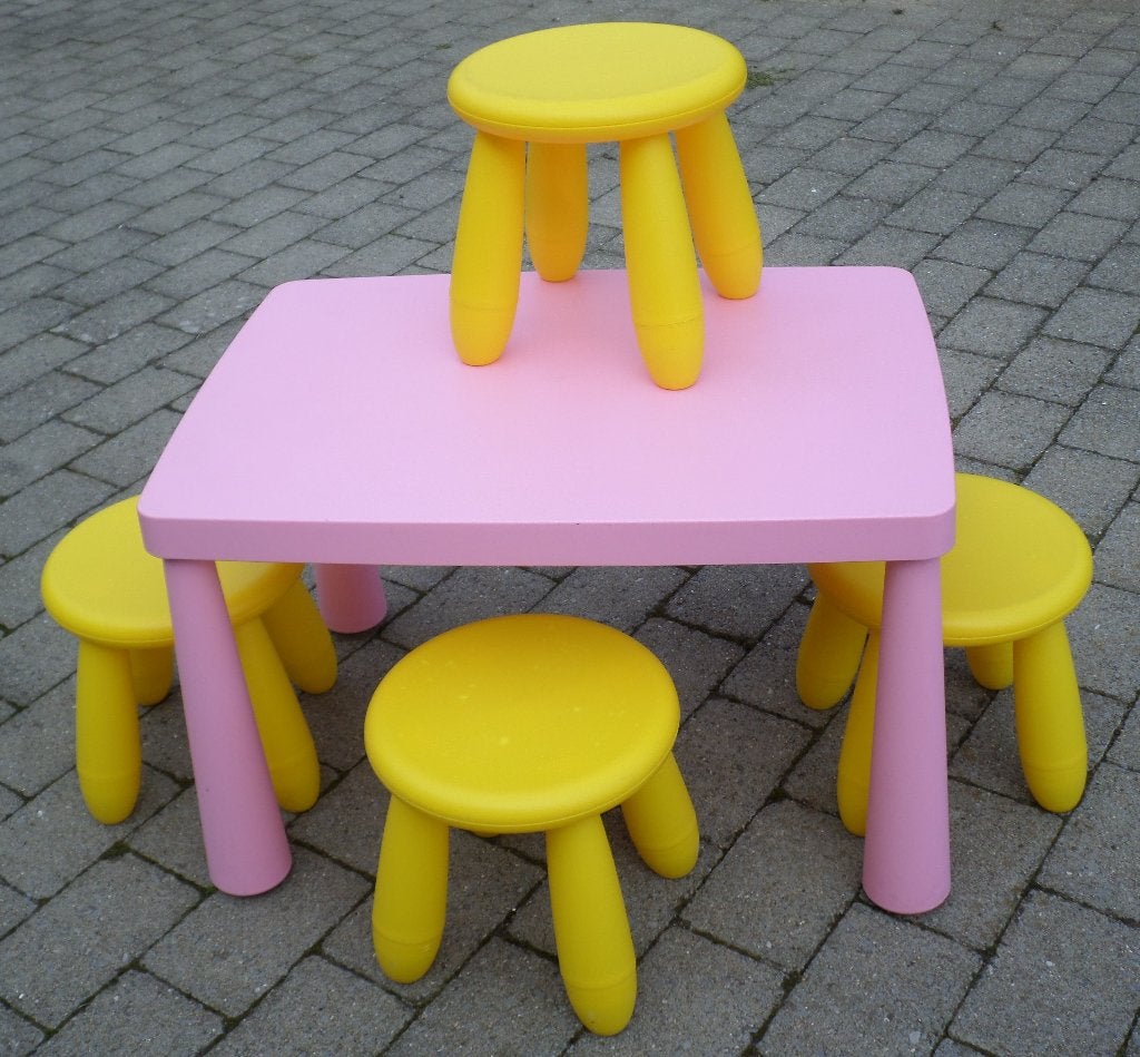 Ikea Kindertafel met vier krukjes, Kinderen en Baby's, Ophalen, Zo goed als nieuw, Tafel(s) en Stoel(en)
