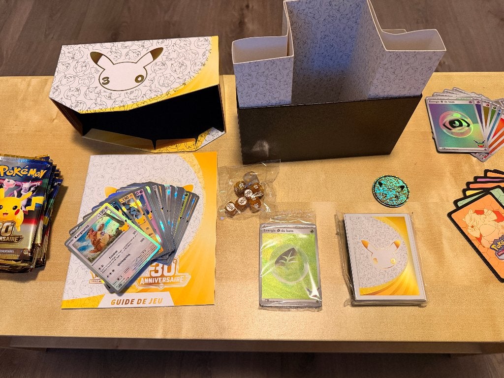 Pokémon 30e ETB FR geopend - kaarten en accessoires, Ophalen of Verzenden, Gebruikt, Meerdere kaarten