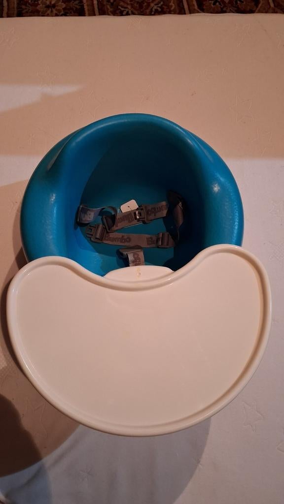 Bumbo zitje met veiligheidsriempjes en tafeltje, Ophalen of Verzenden, Zo goed als nieuw