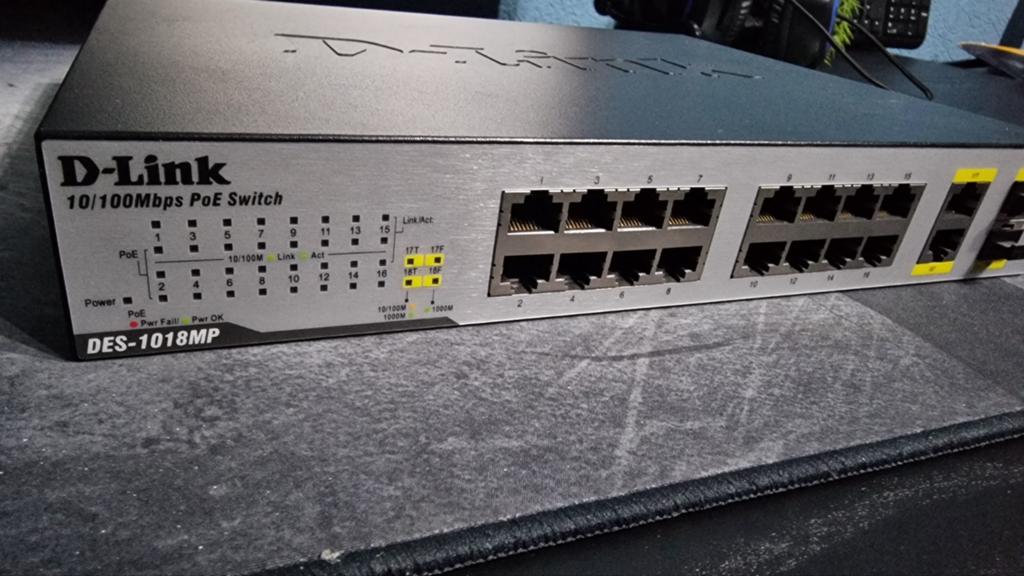 D-Link DES-1018MP netwerkswitch, Computers en Software, Netwerk switches, Gebruikt, Ophalen of Verzenden