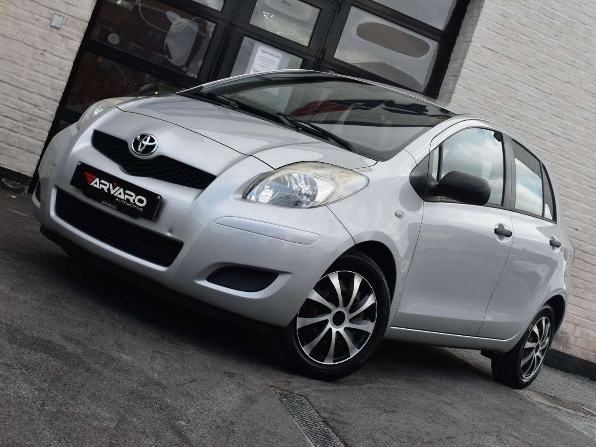Toyota Yaris 1.0i VVT-i Comfort / Airco / Topstaat / Garanti, Voorwielaandrijving, 118 g/km, Zwart, Bedrijf