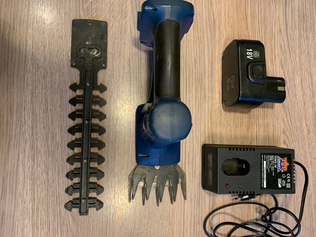 Heggenschaar met accu en oplader - snoeiwerken, Ophalen, Zo goed als nieuw, Accu, Topcraft