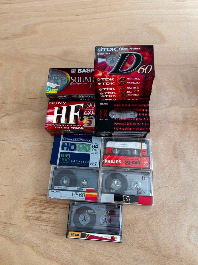 Lot de 26 cassette audio vierges Type I, Enlèvement ou Envoi, 26 cassettes audio ou plus, Avec boîte de rangement, étagère ou coffret