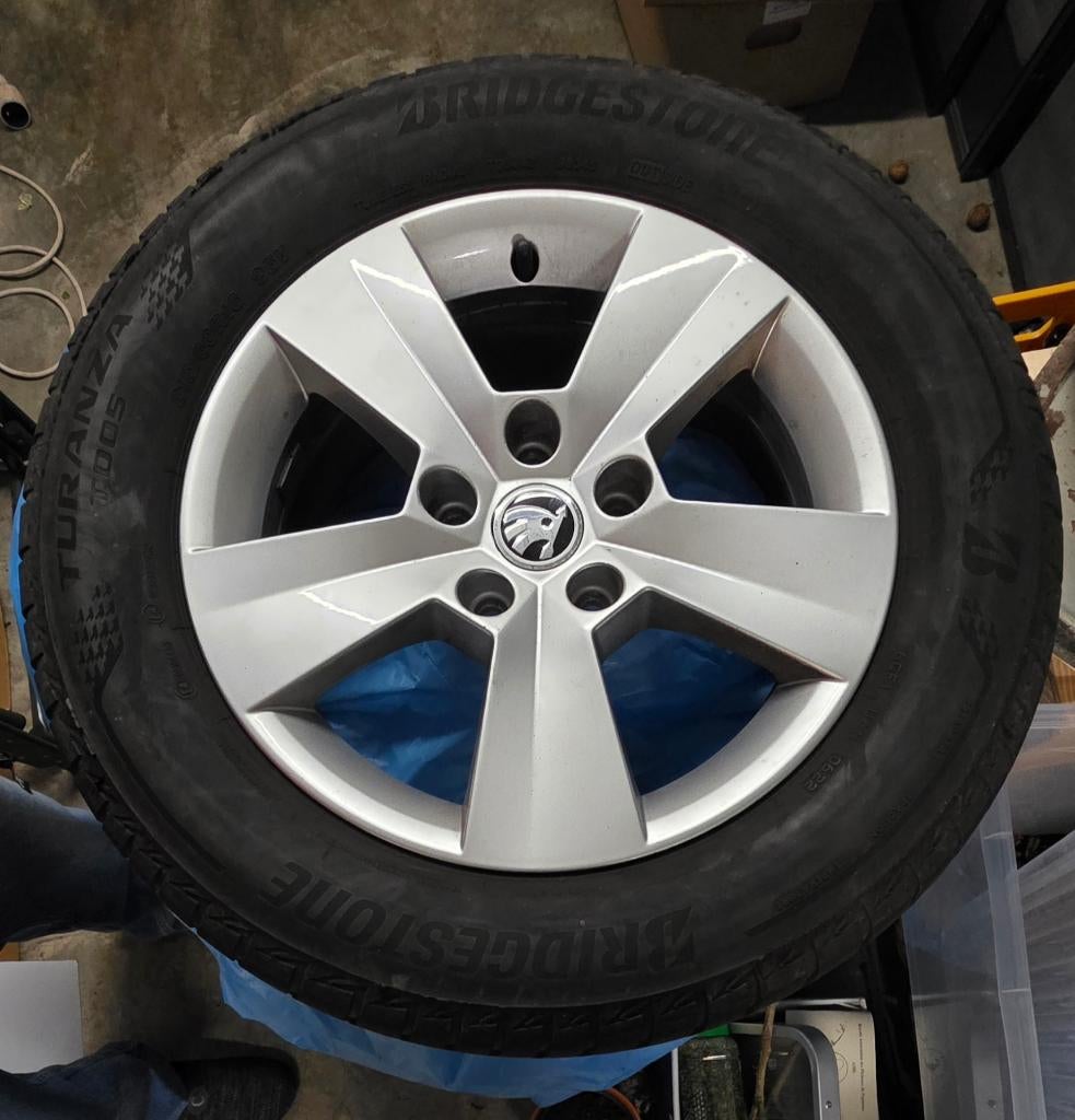 Jantes avec bon pneus SKODA SUPERBE, Autos : Pièces & Accessoires, Pneus & Jantes, Pneus et Jantes, 215 mm, 16 pouces, Véhicule de tourisme