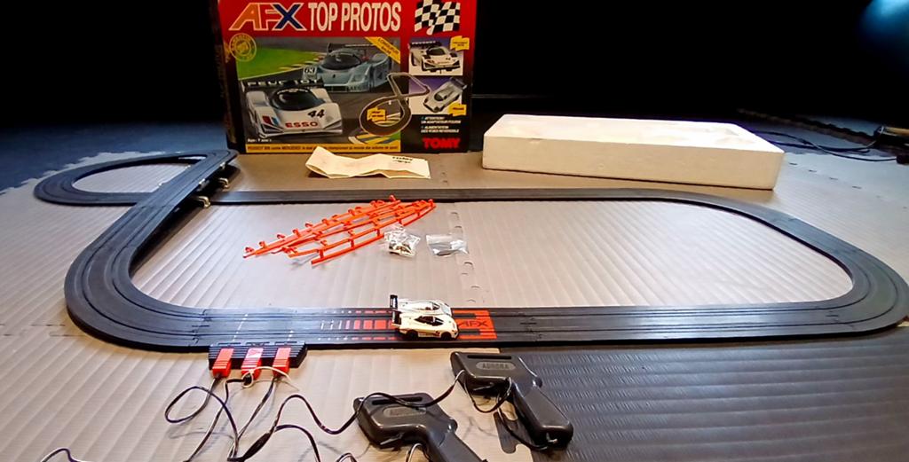 Circuit AFX Tomy vintage complet – Peugeot 905 + Mercedes C9, Enlèvement, Électrique, Circuit