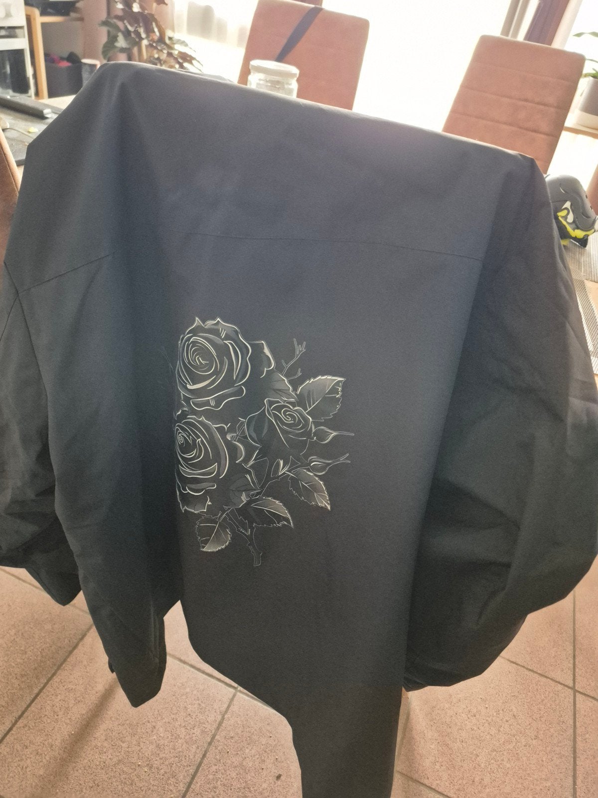 Nouvelle veste avec des roses noir 10 euro, Animaux & Accessoires, Enlèvement ou Envoi, Noir
