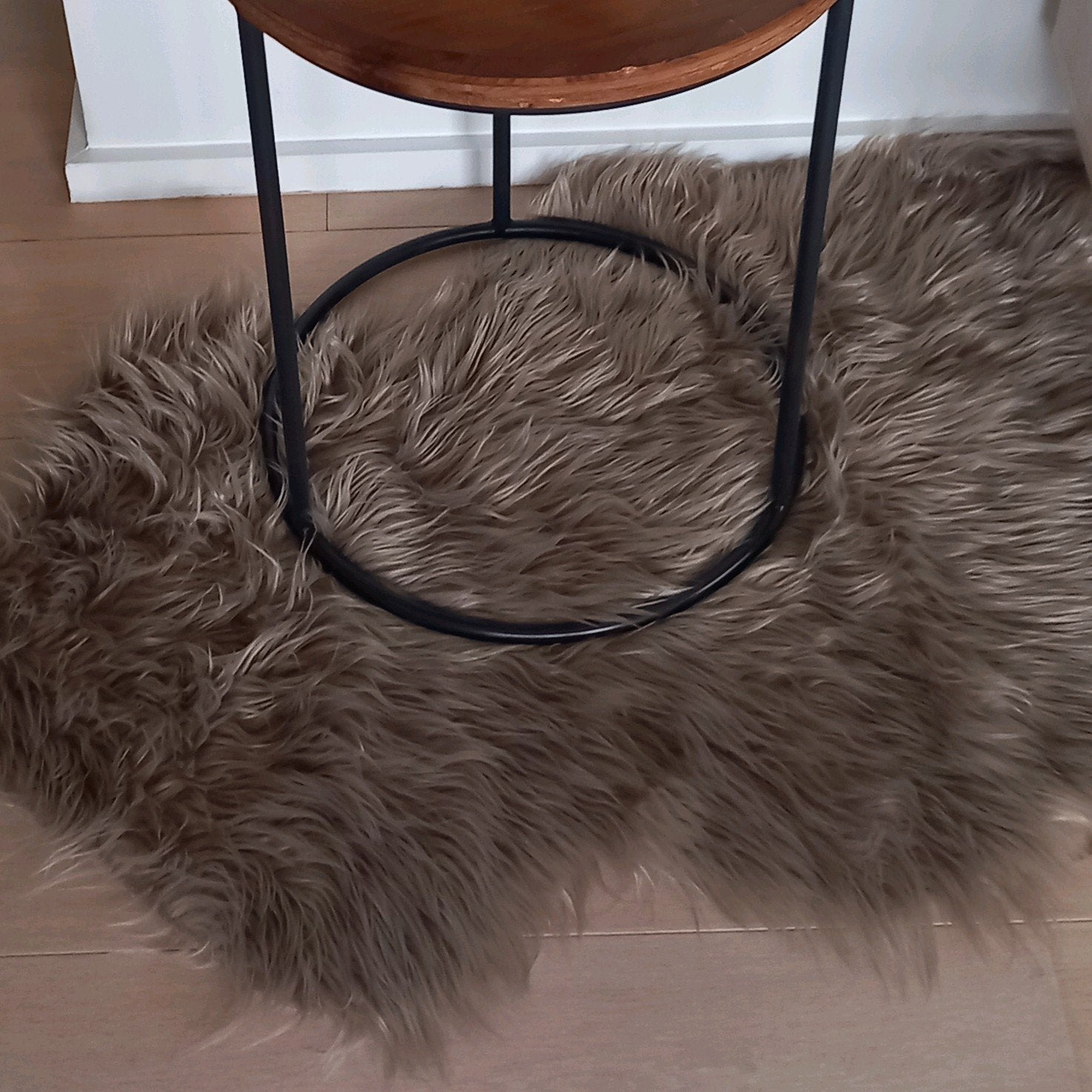 Grijs kleurig vloerkleedje, nepbont, Kwantum, Maison & Meubles, Gris, 50 à 100 cm, Comme neuf, Enlèvement