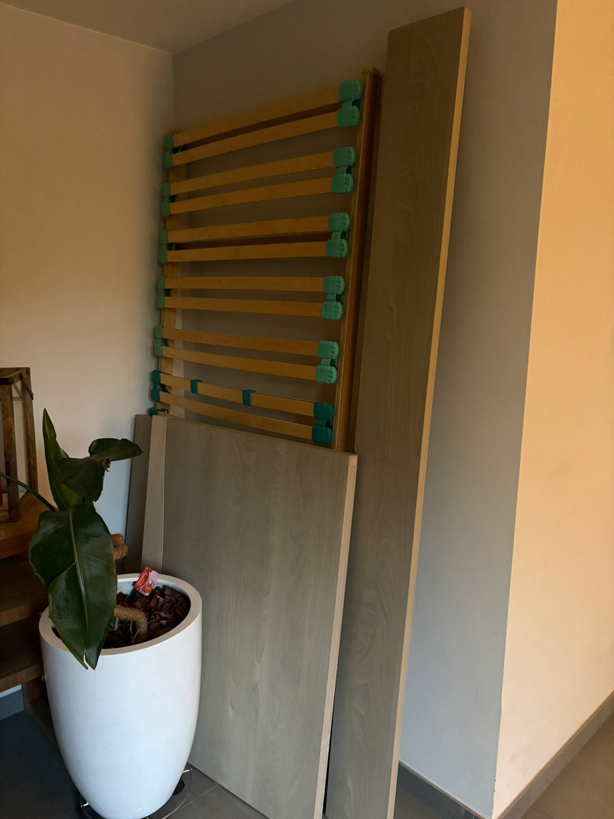 Eenpersoonsbed met lattenbodem, Ophalen, Beige, Zo goed als nieuw, Hout