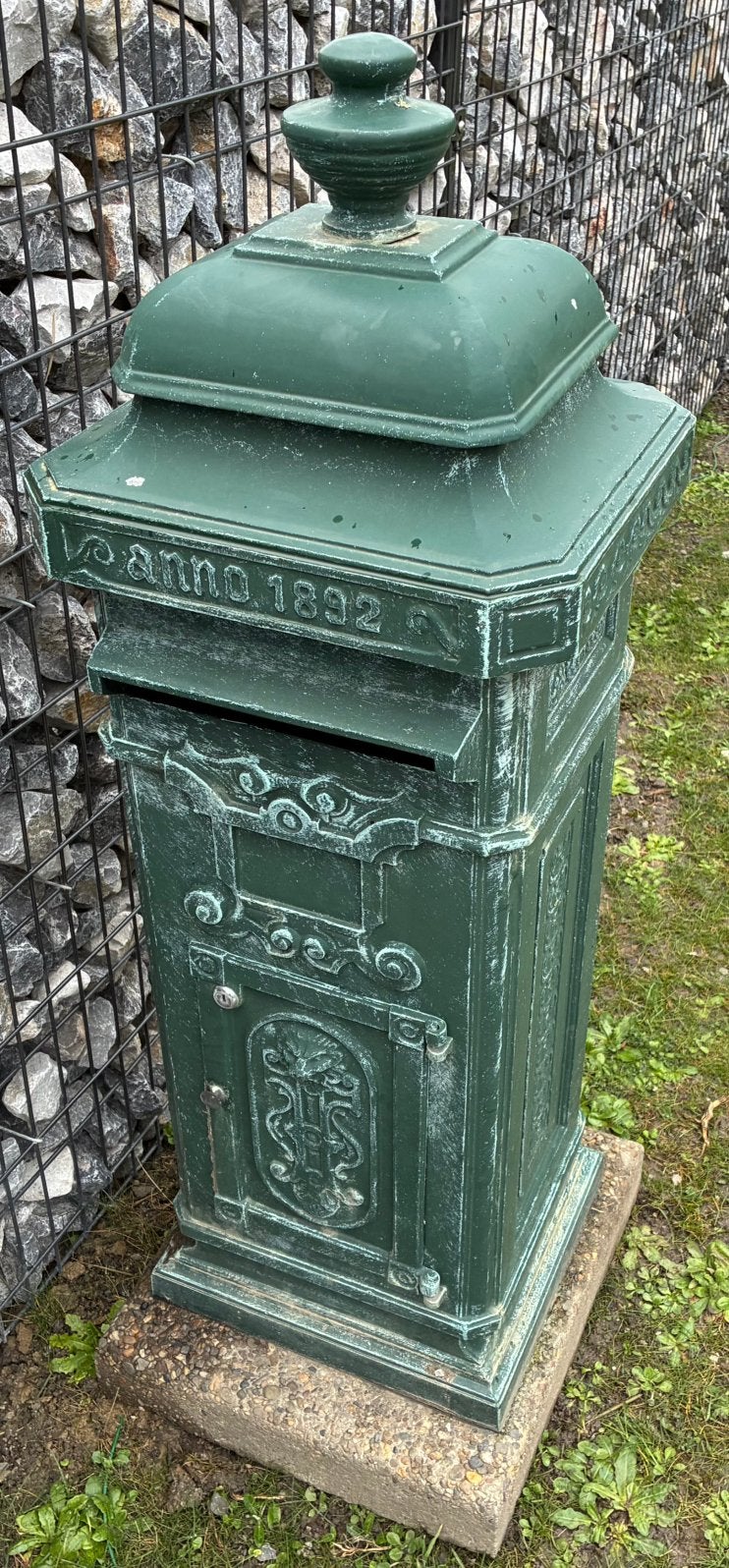 Boite aux lettres d’époque en fonte + socle en béton, Enlèvement, Utilisé, Béton, Sur pied