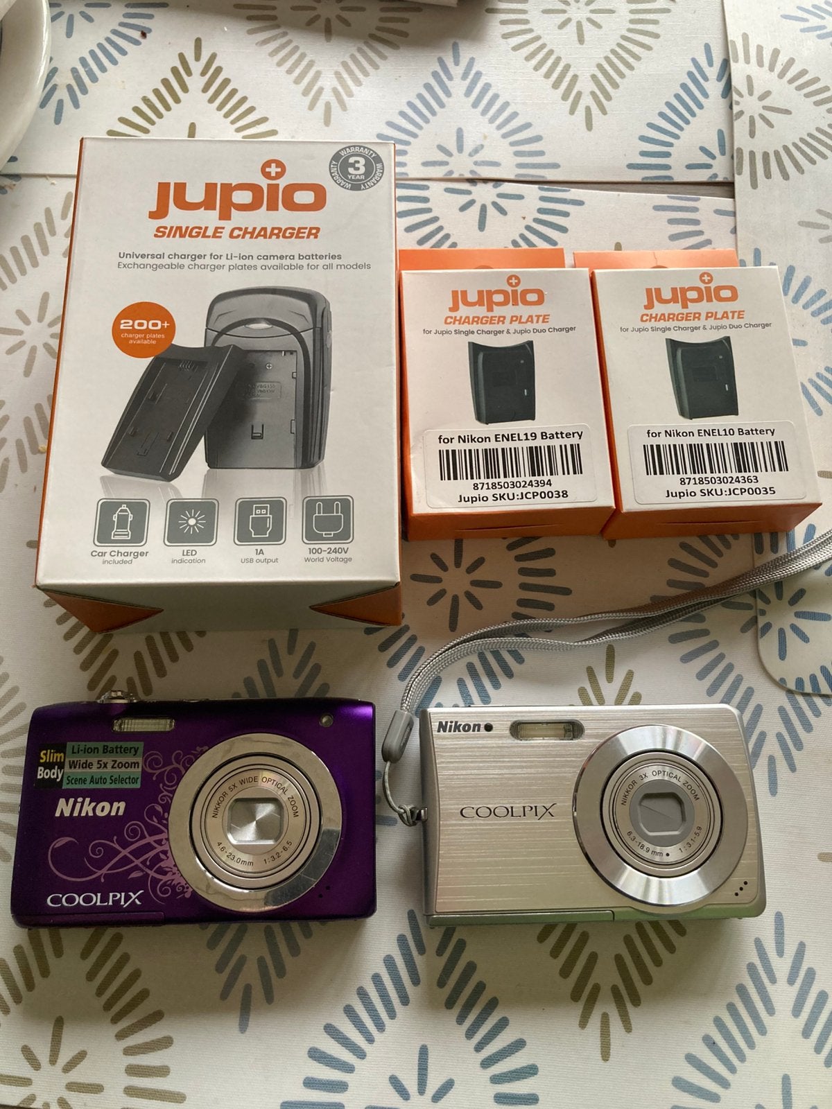 2x Nikon camera’s met bijpassende lader, Oplader, Zo goed als nieuw, 4 t/m 7 keer, Nikon