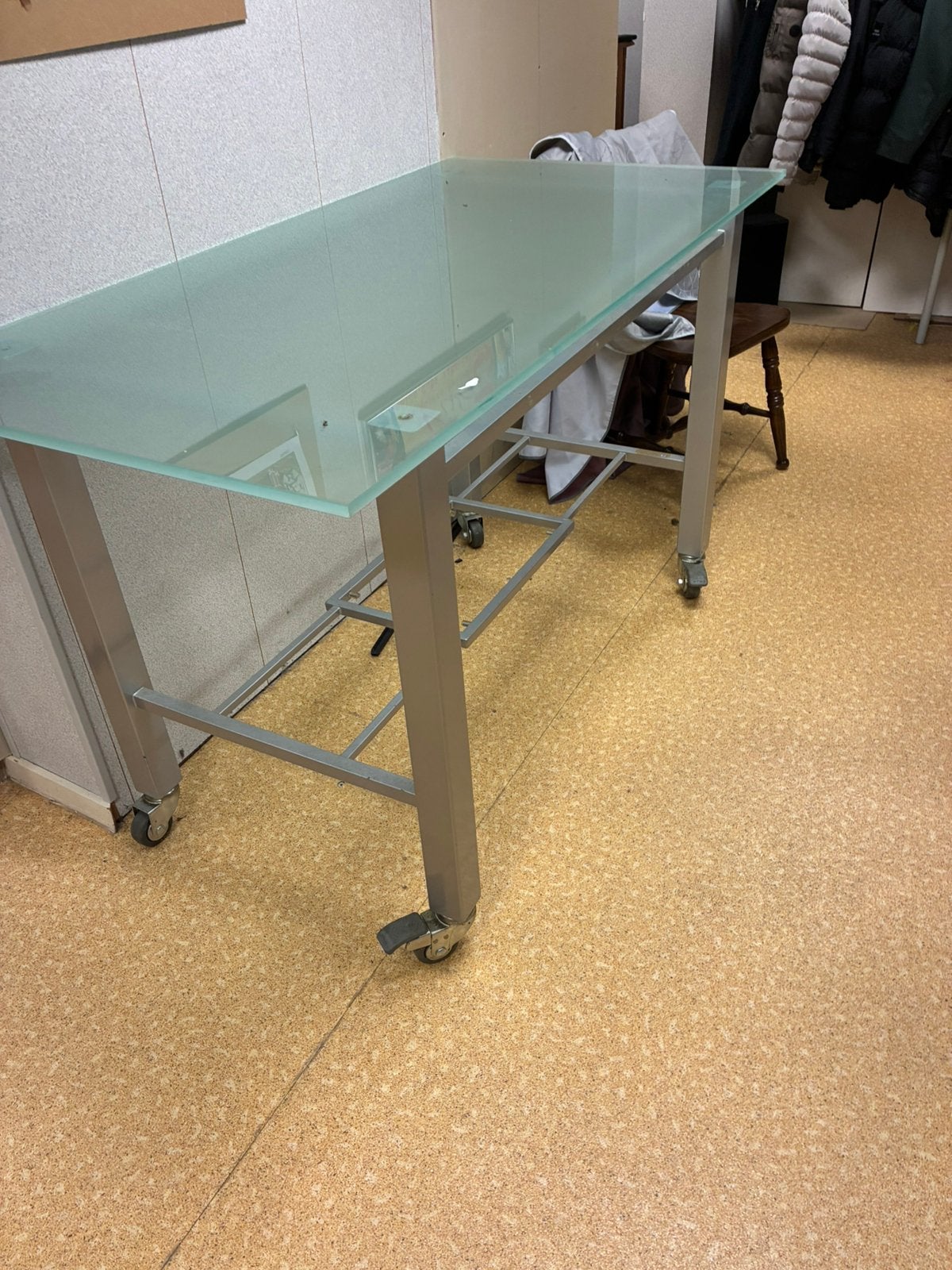 Unieke tafel glas blad met woeltjes, Doe-het-zelf en Bouw, Tekentafels, Ophalen, Zo goed als nieuw