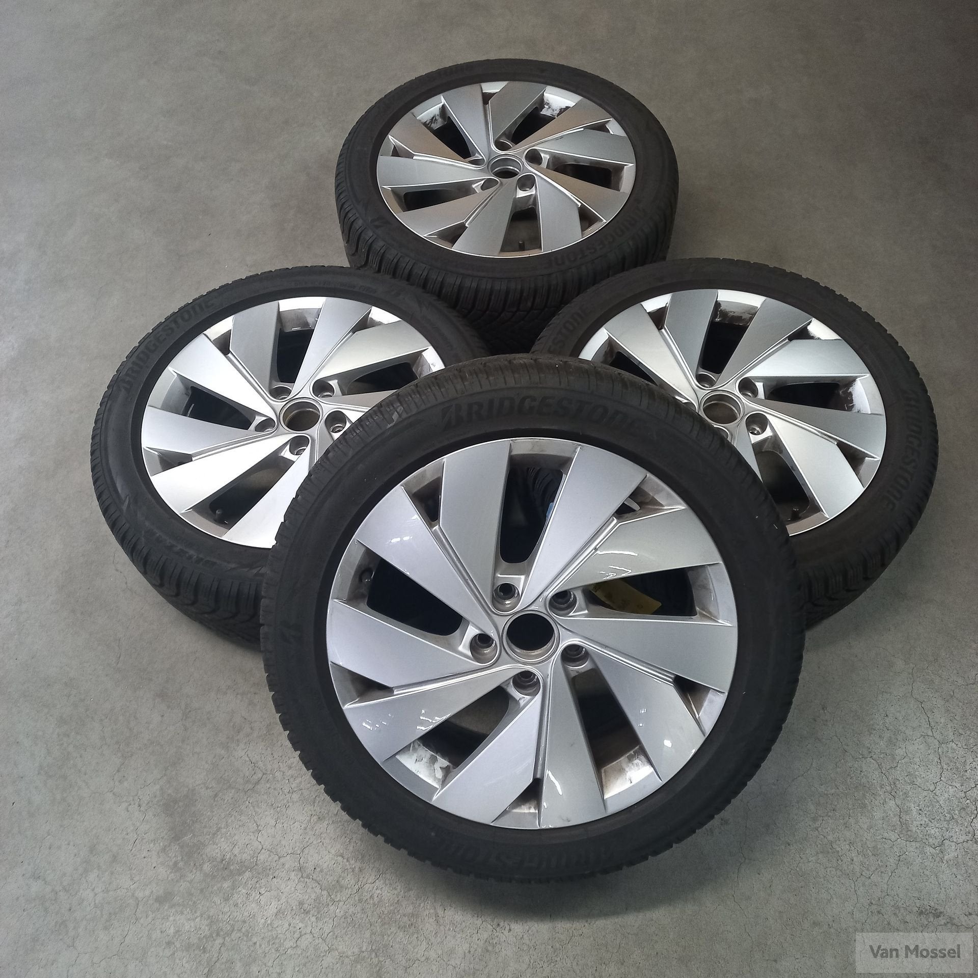 Volkswagen Golf Bridgestone Blizzak LM005 205/50/R17 93H, Autos : Pièces & Accessoires, Pneus et Jantes, Pneus hiver, Véhicule de tourisme
