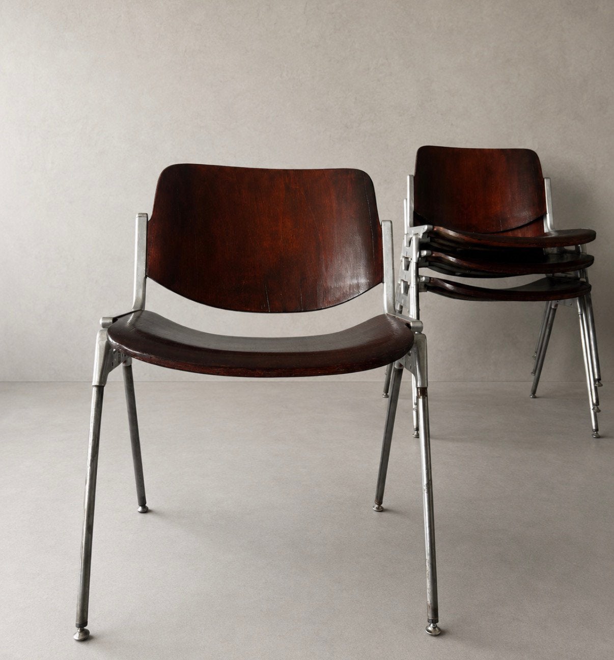 4 vintage Castelli stoelen, bruin hout, prachtig patina, Enlèvement
