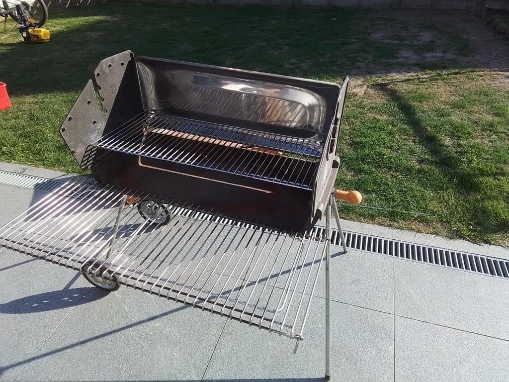 Gietijzeren barbeque op wielen, Ophalen