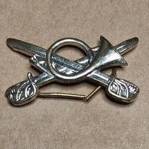 Kenteken Jagers te paard zilverkleurig, Ophalen of Verzenden, Landmacht, Embleem of Badge