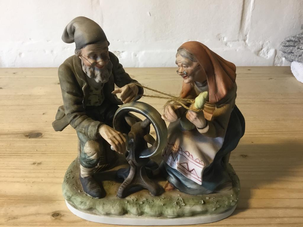 Biscuitbeeldjes koppel aan spinnenwiel, Ophalen, Zo goed als nieuw