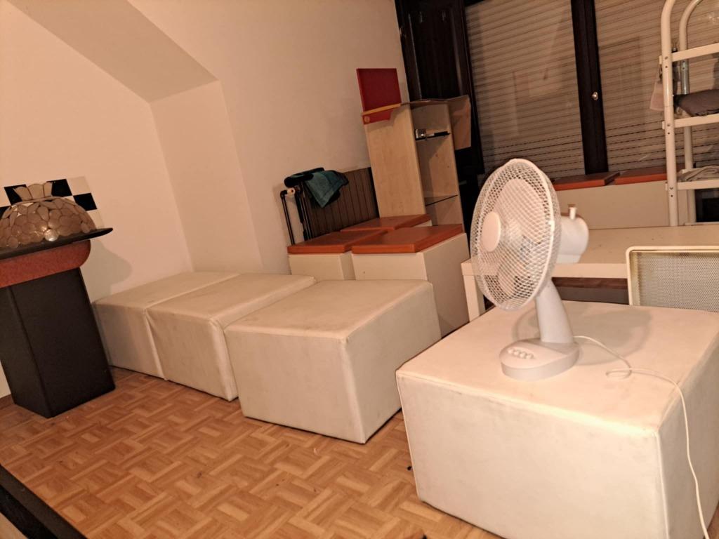 4 poufs en cuir blanc pour une utilisation en intérieur comm, Carré, Enlèvement, Utilisé, Moins de 50 cm
